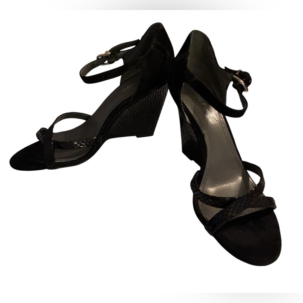 GUC CALVIN KLEIN BLACK SNAKESKIN ANKLE STRAP WEDGE SHOES SIZE 6